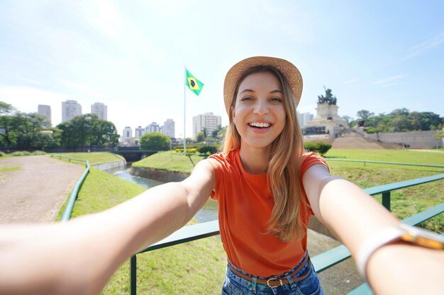 Turismo em São Paulo Linda garota sorridente tira autorretrato em São Paulo, Brasil