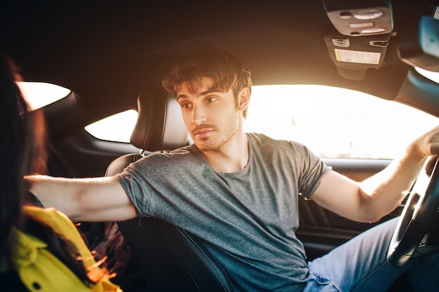 Turismo - Feliz joven y mujer Feliz sentarse en un coche. Concepto de viajes y aventuras.