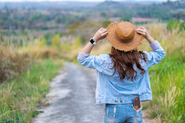 Turismo feminino com mochila na zona rural