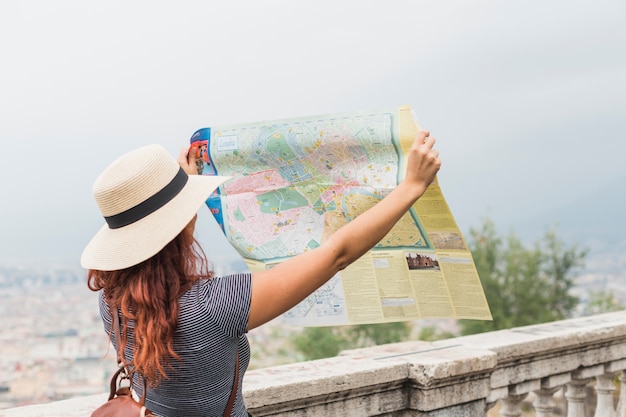 Foto turismo feminino olhando o mapa