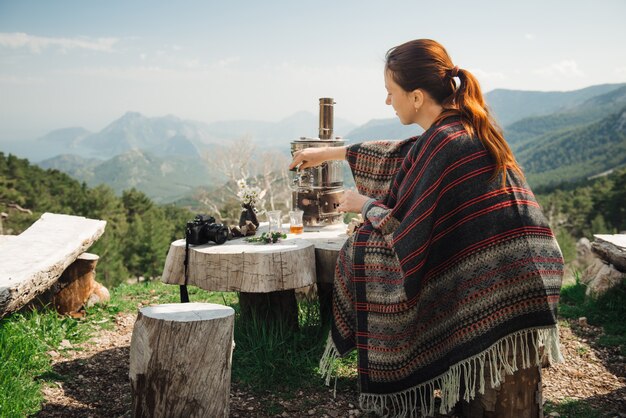 Turismo feminino tomando chá nas montanhas da Turquia