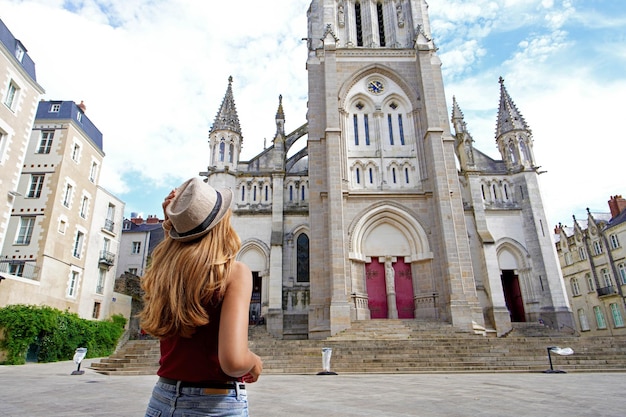 Turismo en Francia Vista posterior de una hermosa turista visitando la ciudad de Nantes Francia