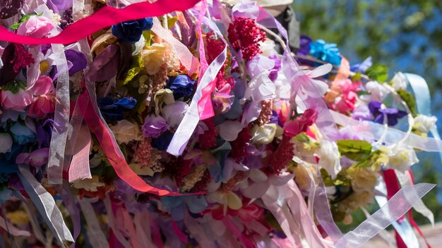 Turismo, guirnaldas de flores en una tradicional feria de artesanía medieval en España