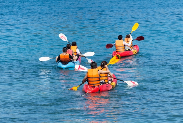 Turismo en kayak en el océano tailandés desde la vista hacia atrás