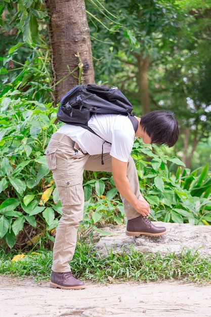 Turismo masculino no parque. Turismo e conceito de viagens, calças cargo