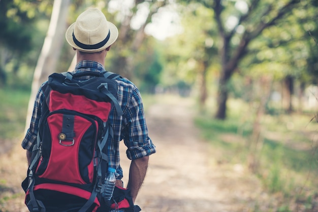 Turismo con mochila en la naturaleza verano