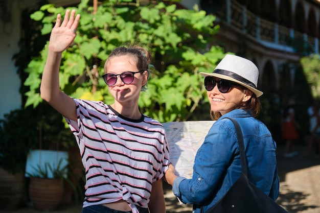 Turismo, mulheres visitando o mosteiro cristão, monumento histórico na Grécia nas montanhas, mulheres com mapa