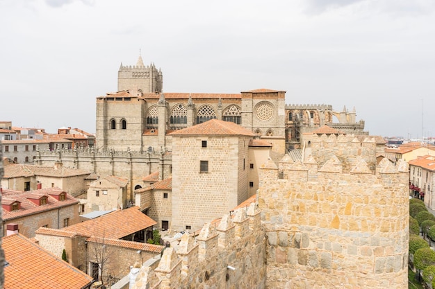 Turismo, Murallas de la ciudad de Ávila en Castilla y León, España. Ciudad medieval fortificada