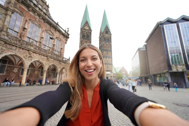 Turismo na alemanha linda mulher tira auto-retrato na praça do mercado de bremen com catedral e prefeitura de bremen alemanha