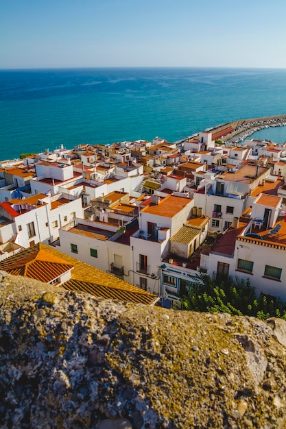Turismo, paisagem espanhola com mar azul profundo e arquitetura mediterrânea