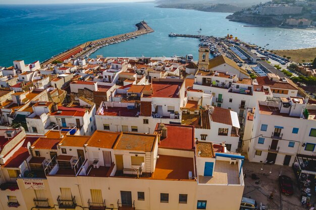 Turismo, paisagem espanhola com mar azul profundo e arquitetura mediterrânea