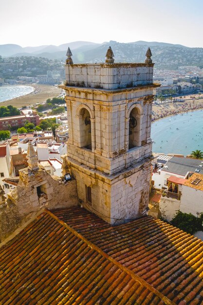 Turismo, paisaje español con mar azul profundo y arquitectura mediterránea