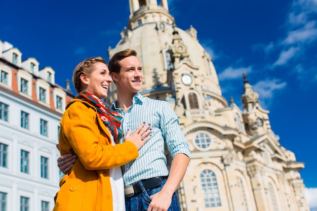 Turismo - pareja en Frauenkirche en Dresden