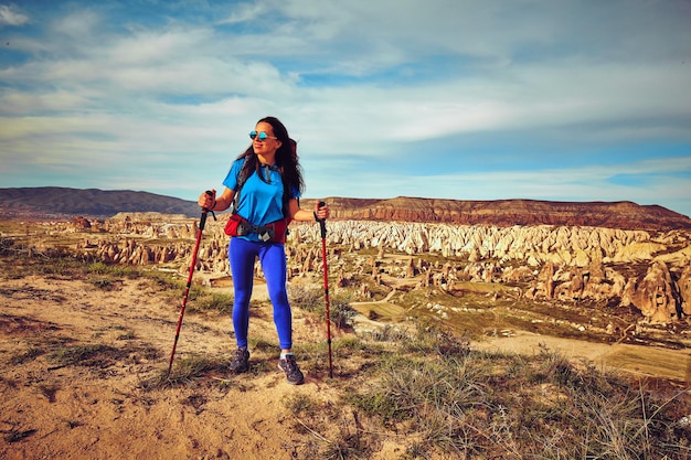 Turismo peatonal, la gente viaja con mochilas, al aire libre.