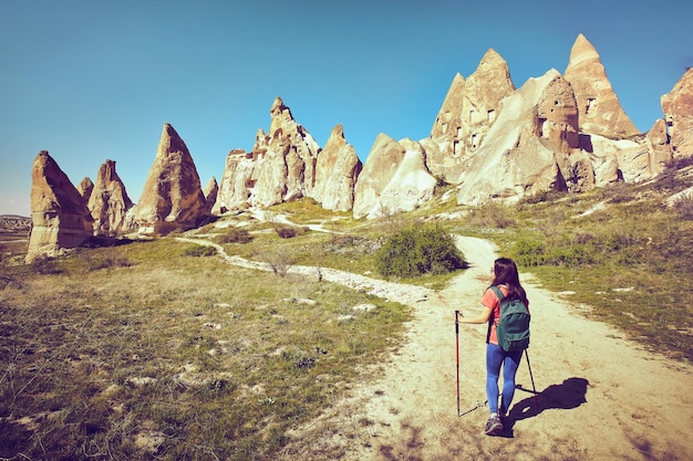 Turismo peatonal, la gente viaja con mochilas, al aire libre.