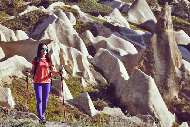 Turismo peatonal, la gente viaja con mochilas, al aire libre.