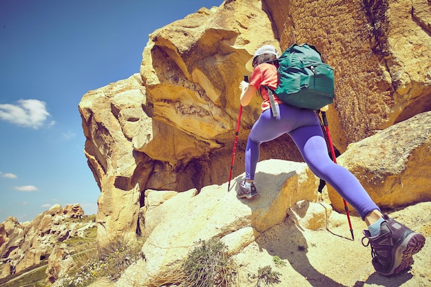 Turismo peatonal, la gente viaja con mochilas, al aire libre.