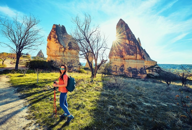 Turismo pedestre, as pessoas viajam com mochilas, ao ar livre.