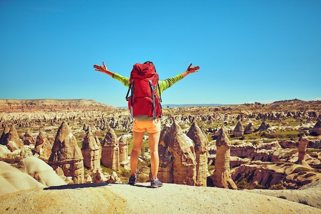 Turismo pedestre, as pessoas viajam com mochilas, ao ar livre.