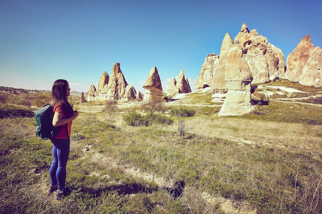 Turismo pedestre, as pessoas viajam com mochilas, ao ar livre.