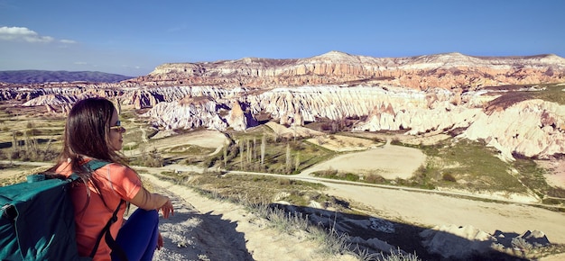 Turismo pedestre, as pessoas viajam com mochilas, ao ar livre.