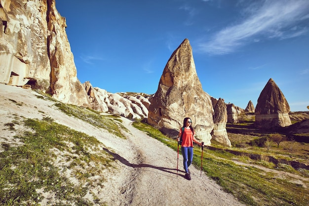 Turismo pedestre, as pessoas viajam com mochilas, ao ar livre.