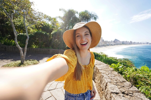 Turismo en Río de Janeiro Brasil Una hermosa chica turista sonriente se hace un autorretrato en la terraza del mirador en Rio de Janeiro Brasil