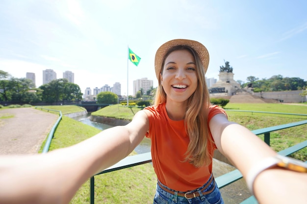 Turismo en Sao Paulo Hermosa niña sonriente toma autorretrato en Sao Paulo Brasil