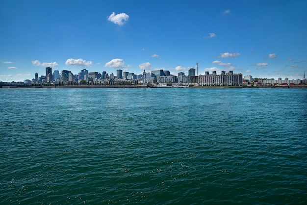 Turismo de verano niña turista disfrutando de la vista del viejo horizonte del puerto del parque de montreal viviendo un estilo de vida feliz caminando durante las vacaciones en canadá.