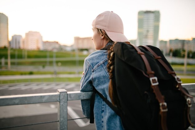 Turista admira a visão geral dos pontos turísticos da cidade Mulher com mochila aprecia a bela vista da cidade O viajante simula o topo da cidade