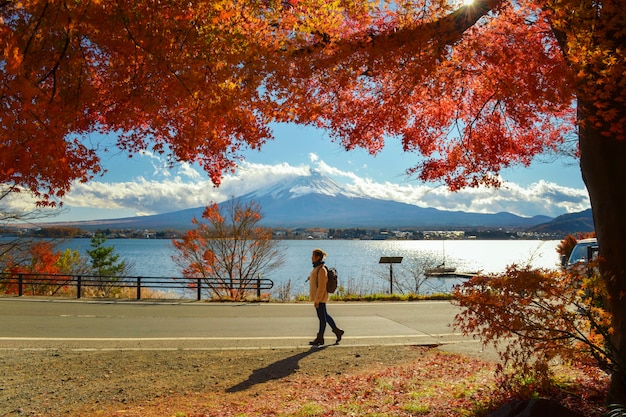 Turista admirando el monte. Fuji en otoño, colorida temporada otoñal y montaña Fuji con mañana y hojas rojas en el lago Kawaguchiko es uno de los mejores lugares de Japón