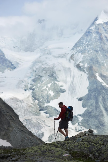 Turista andando nas montanhas usando varas de trekking