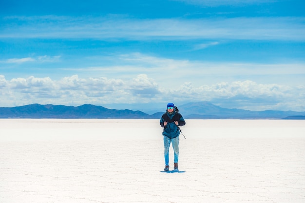 Turista andando no sol Salar de Uyuni