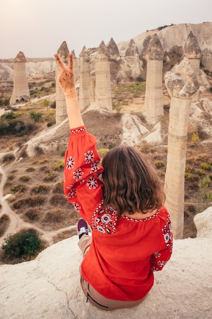 Turista apreciando a vista do vale do amor canyon na capadócia, turquia