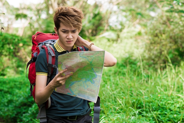 Turista asiático pensativo