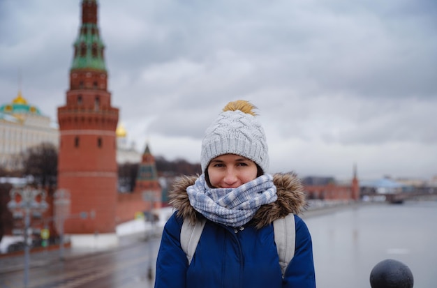 Turista asiático en viajes de vacaciones en invierno Moscú