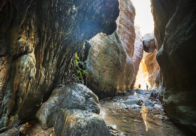 Turista en Avakas Gorge. Distrito de Paphos, Chipre. Pequeño cañón famoso en Sounh Chipre.