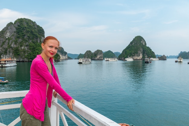 Turista en la bahía de Halong