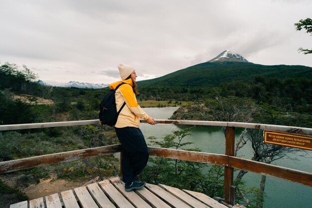 turista en Bahia Lapataia en medio de las montañas de Tierra del Fuego