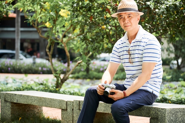 Turista en el banco al aire libre