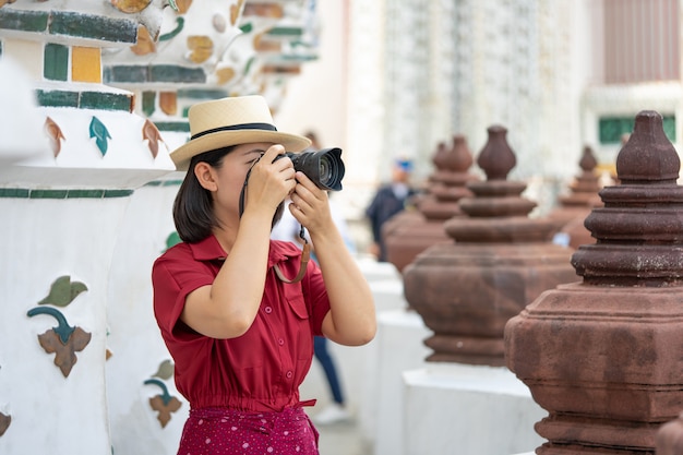 Turista bela mulher held câmera para capturar as memórias