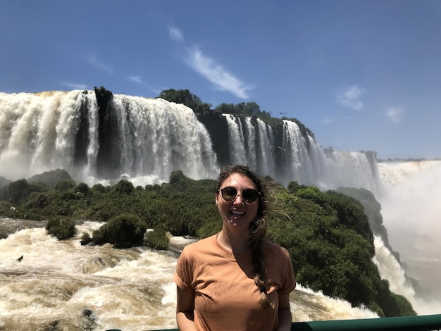 Turista brasileña en las Cataratas del Iguazú