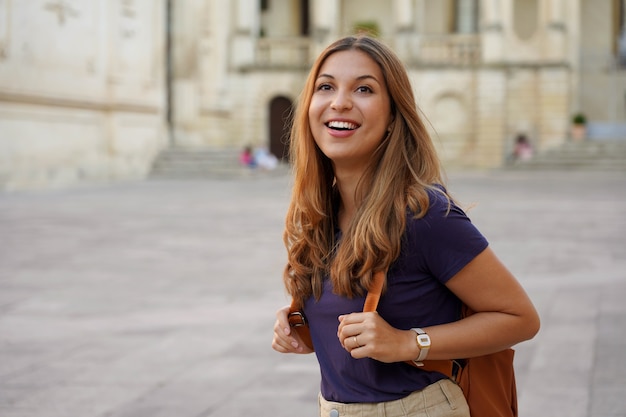 Turista brasileña riendo al aire libre. Muchacha hermosa del viajero alegre en su jouney en Europa.