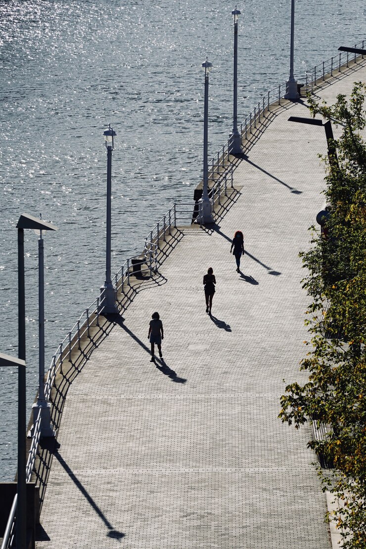 Turista caminando por la calle visitando la ciudad de Bilbao, España