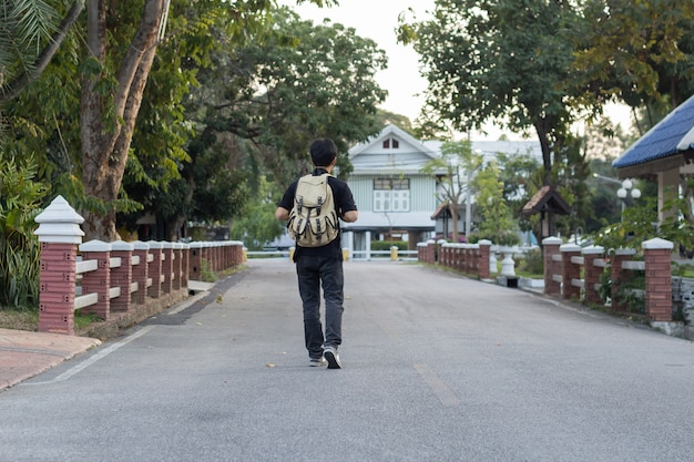 Turista caminando por la carretera, viajes y estilo de vida