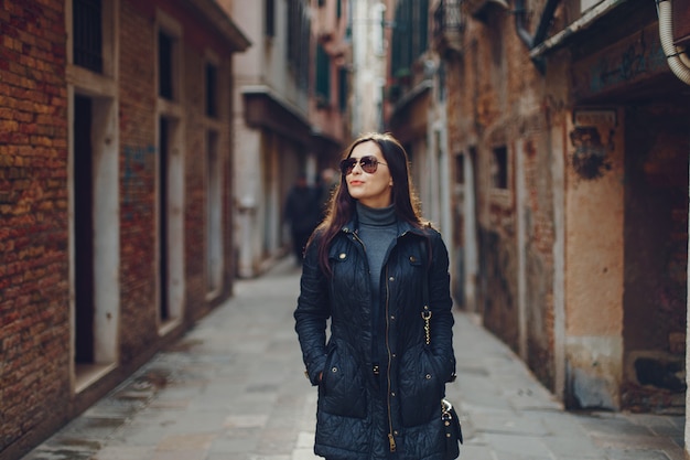 Turista caminando y explorando Venecia a principios de la primavera