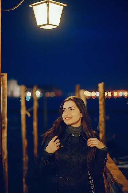 Foto turista caminando y explorando venecia a principios de la primavera