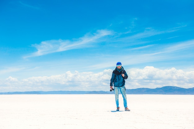 Turista caminando bajo el sol Salar de Uyuni