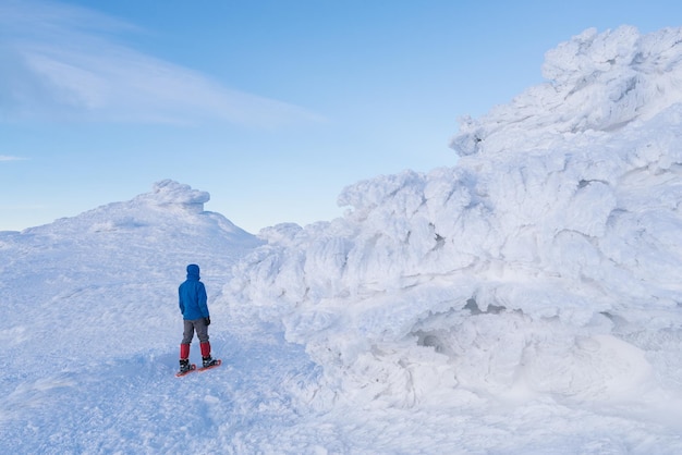 Turista caminha nas montanhas de inverno