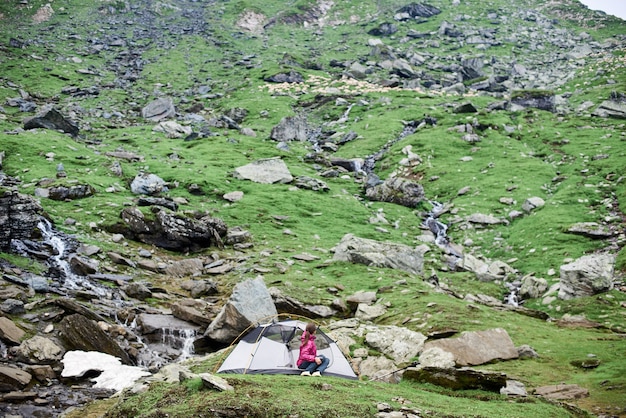 Turista caminhando nas montanhas